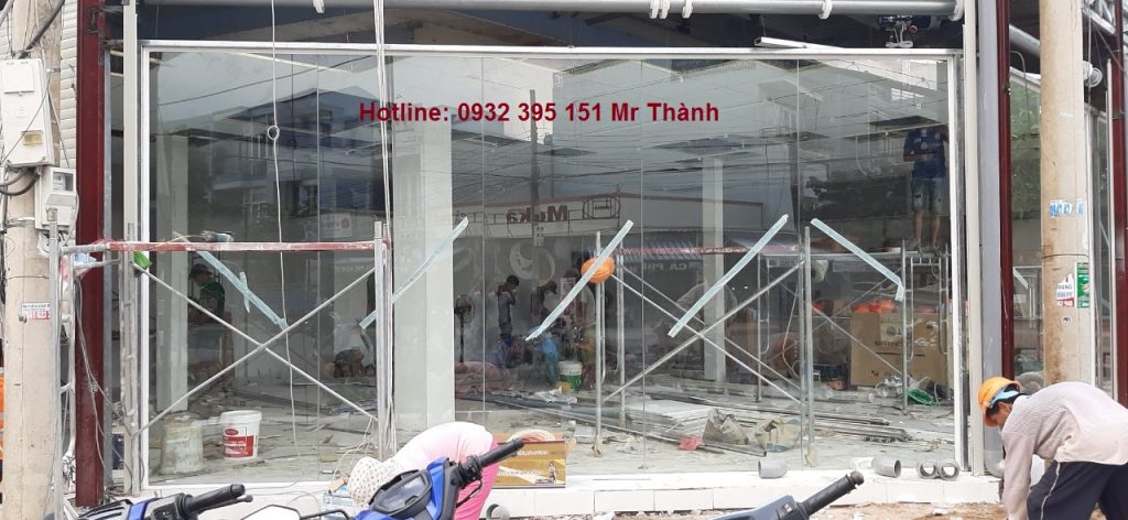 Thi công vách kính mặt dựng cường lực tại VinMart Quận Tân Phú 