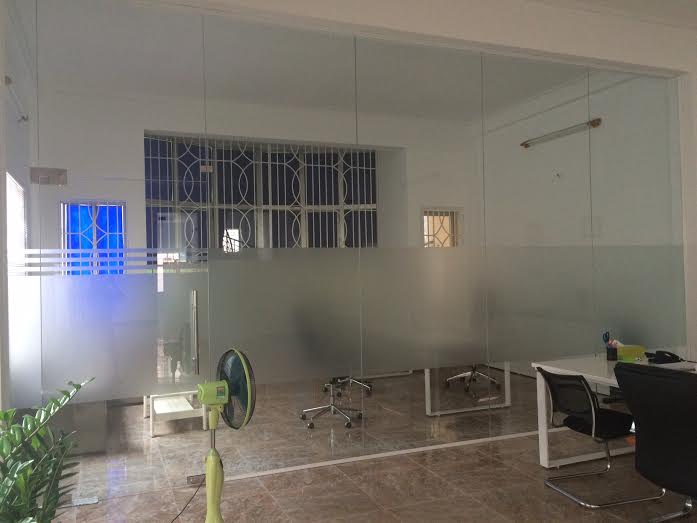 chuyên thi công cửa kính bản lề sàn giá rẻ quận 2